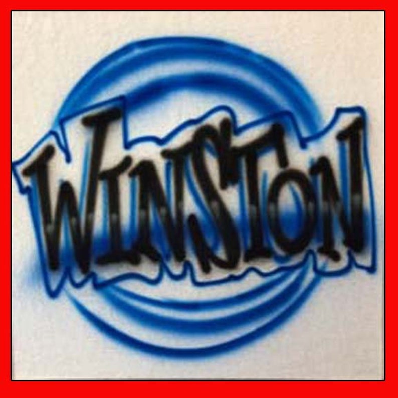 Peut inclure: Un design a&eacute;rographe bleu et blanc avec le nom "Winston" en lettres noires.