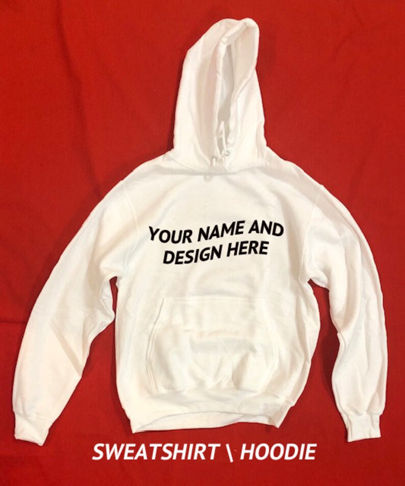 Peut inclure: Sweat-shirt &agrave; capuche blanc avec une capuche et une poche kangourou. Le texte "YOUR NAME AND DESIGN HERE" est imprim&eacute; sur le devant.