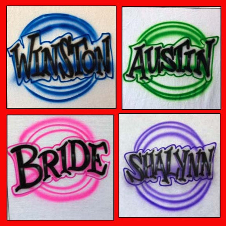 Peut inclure: Quatre t-shirts blancs avec des noms diff&eacute;rents peints &agrave; l'a&eacute;rographe dans des cercles color&eacute;s. Les noms sont Winston, Austin, Bride et Shalyann.