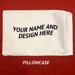 Peut inclure: Taie d'oreiller blanche avec le texte "YOUR NAME AND DESIGN HERE" imprim&eacute; en noir.