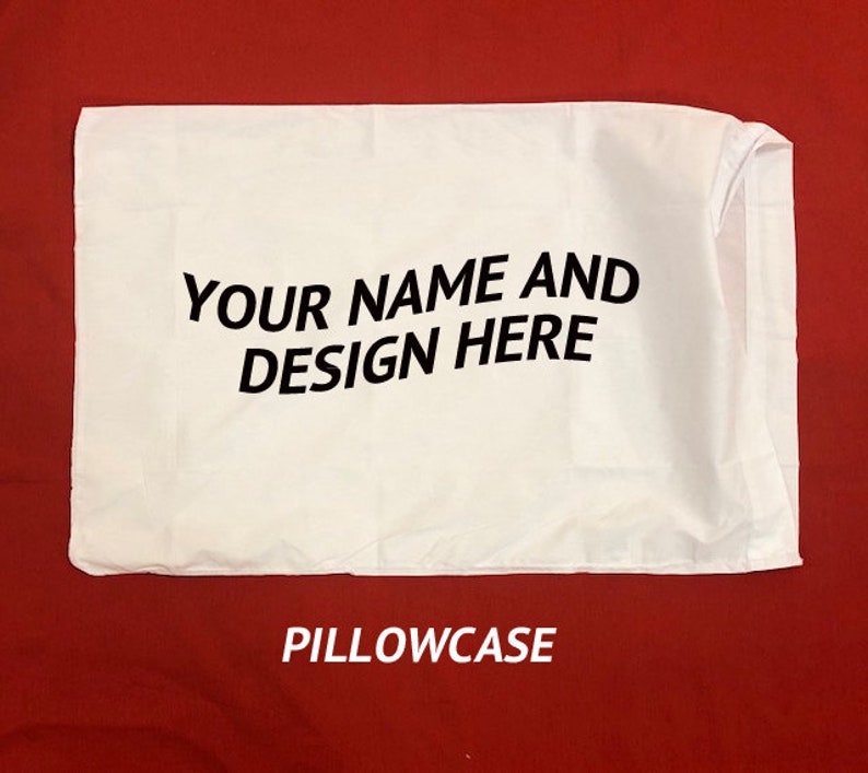 Peut inclure: Taie d'oreiller blanche avec le texte "YOUR NAME AND DESIGN HERE" imprim&eacute; en noir.