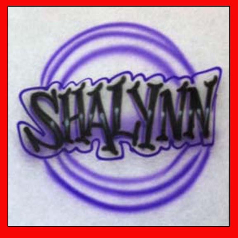 Peut inclure: Un design a&eacute;rographe en violet et blanc avec le nom "SHALYNN" en lettres noires.