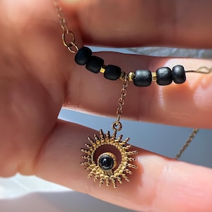 Gold Sonne Halskette • Schwarz Perle Halskette • Sonne Anhänger Schmuck • Schwarzer Stein Sonne Charme • Himmlische Halskette • Boho Gold Halskette Geschenk für Sie