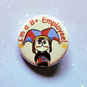 K&ouml;nnte beinhalten: Ein runder Button mit einer Cartoon-Illustration einer Person mit Narrenhut. Der Text "I'm a B+ Employee!" ist um das Bild herum gedruckt. Der Button hat einen wei&szlig;en Hintergrund mit einem hellblauen, gesprenkelten Hintergrund.