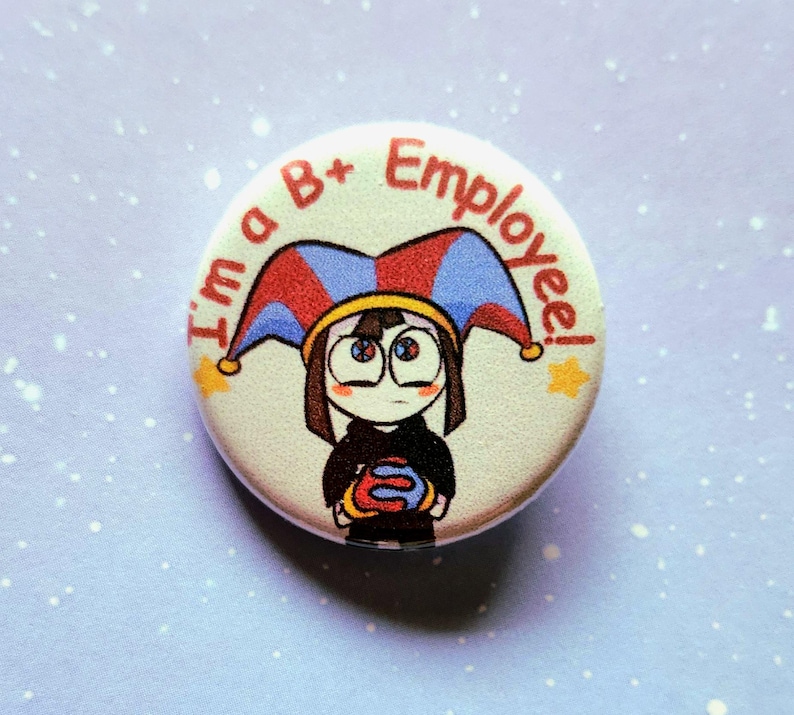 K&ouml;nnte beinhalten: Ein runder Button mit einer Cartoon-Illustration einer Person mit Narrenhut. Der Text "I'm a B+ Employee!" ist um das Bild herum gedruckt. Der Button hat einen wei&szlig;en Hintergrund mit einem hellblauen, gesprenkelten Hintergrund.