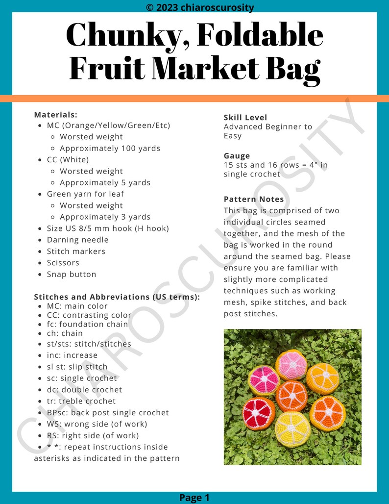 Puede incluir: Un patr&oacute;n de crochet para una bolsa de mercado de frutas gruesa y plegable. El patr&oacute;n incluye instrucciones para hacer la bolsa, as&iacute; como una lista de materiales y puntadas. La imagen tambi&eacute;n muestra una bolsa terminada hecha con hilo naranja, amarillo y rosa.