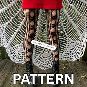 Könnte beinhalten: Schwarze Häkel-Leggings mit einem vertikalen, netzartigen Lochmuster und kreisförmigen Aussparungen, kombiniert mit einem weißen Häkel-Cape. Das Bild enthält den Text CHIAROSCUROSITY und das Wort PATTERN am unteren Rand.