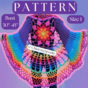 Op de afbeelding: Een regenbooggebreide cardigan met een bloemmotief in het midden. De cardigan is maat 1 en past bij een borstomvang van 76-114 cm. De tekst "PATTERN" staat bovenaan de afbeelding en "© Chiaroscuriosity" onderaan.