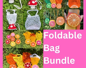 Puede incluir: Un conjunto de tres bolsas plegables de crochet. Las bolsas tienen forma de hongo, lima y naranja. Las bolsas son todas blancas con un diseño de crochet. El texto "Foldable Bag Bundle 3 in 1" está escrito en letras blancas sobre un fondo rosa.