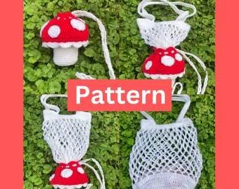 Puede incluir: Una bolsa de crochet en forma de hongo con un cuerpo de malla blanca y una parte superior de hongo roja y blanca. La bolsa tiene un cordón de ajuste blanco y un asa blanca. La bolsa está fotografiada sobre un fondo verde.