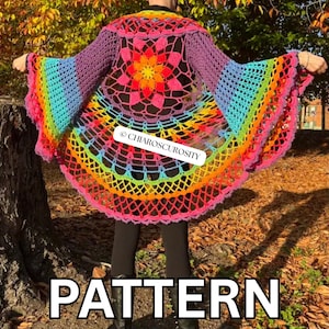 Peut inclure: Un gilet en crochet présentant un motif mandala arc-en-ciel vibrant dans le dos, des manches évasées larges et une coupe ouverte sur le devant. Le vêtement affiche un motif ajouré complexe et porte une étiquette indiquant CHIAROSCUROSITY.