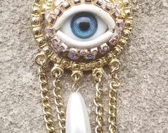 Clin d'oeil romantique - broche vintage. Épinglette artistique technique mixte saisissante. Pièce tendance dorée. Cadeau unique.