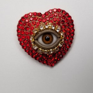 Red Lonely Hearts Wink Sweet mixed media art pin. Goldtone statement piece. Unique gift. immagine 1