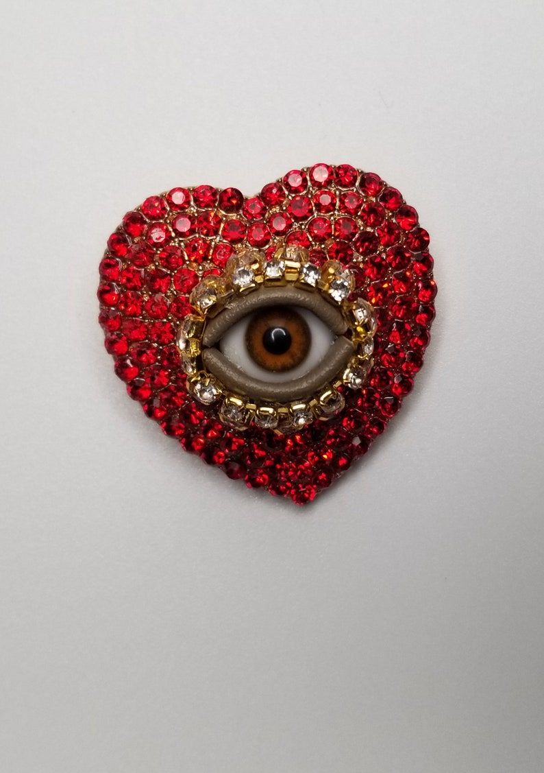 Red Lonely Hearts Wink Sweet mixed media art pin. Goldtone statement piece. Unique gift. immagine 1