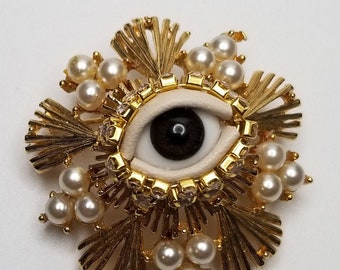 Clin d'oeil courtois - Broche vintage dorée + yeux de poupée en verre. Bijoux OOAK techniques mixtes. Épingle fantaisie