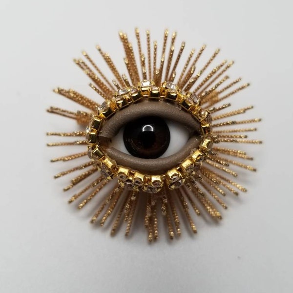 Sea Urchin Wink - Broche de globo ocular en tono dorado con pedrería colocada a mano disponible con caja de muestras de estilo victoriano