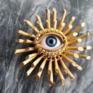 Tiki Bar Wink - Vintage brooch. Striking mixed media art pin. Goldtone statement piece. Unique gift.