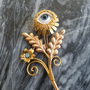 Wall Flower Wink - Lovely vintage brooch. Striking mixed media art pin. Goldtone statement piece. Unique gift.