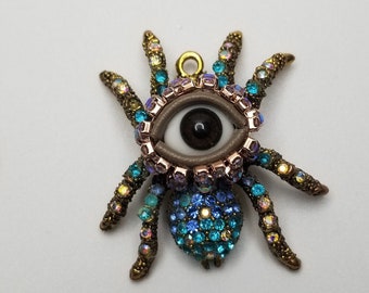 Clin d'oeil d'araignée bleue - Pendentif amusant avec strass placés à la main. Cordon noir inclus. Disponible seul ou avec une boîte de présentation de style victorien