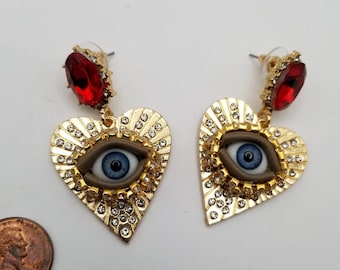 Clin d'oeil pour les amoureux - Boucles d'oreilles globes oculaires en forme de cœur avec une touche de diseuse de bonne aventure ! Disponible seul ou avec une boîte à spécimens de style victorien.