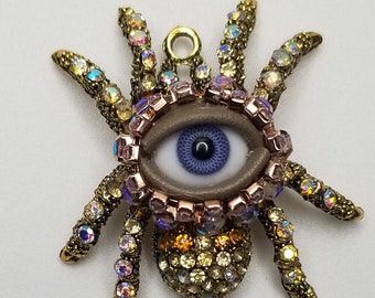 Clin d'oeil d'araignée jaune - Pendentif amusant avec strass placés à la main. Cordon noir inclus. Disponible seul ou avec une boîte de présentation de style victorien