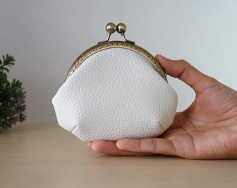 Handmade White Faux Leather Kiss Lock Coin Purse: Retro Wallet