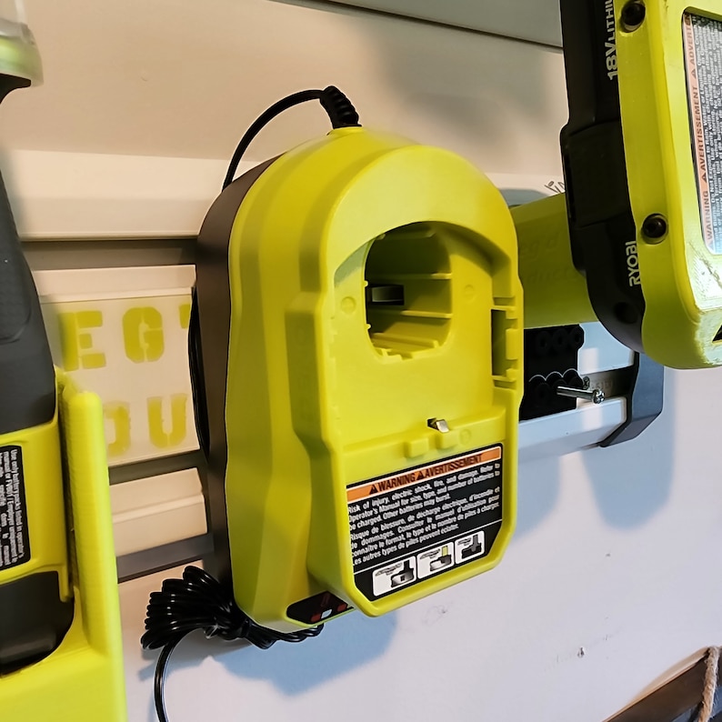 Gladiator Geartrack Slatwall-adaptrar för Milwaukee, Ryobi, Dewalt, Ridgid eller Ego batteriladdare Ryobi PCG002