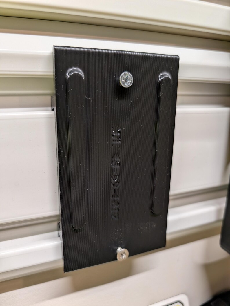 Gladiator Geartrack Slatwall-adaptrar för Milwaukee, Ryobi, Dewalt, Ridgid eller Ego batteriladdare Mil 18V/12V