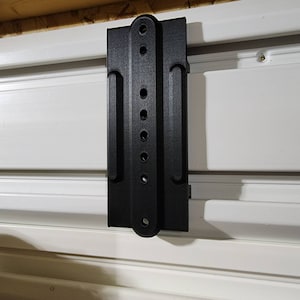 Gladiator Geartrack Slatwall-adaptrar för Milwaukee, Ryobi, Dewalt, Ridgid eller Ego batteriladdare 1"- 4.5"