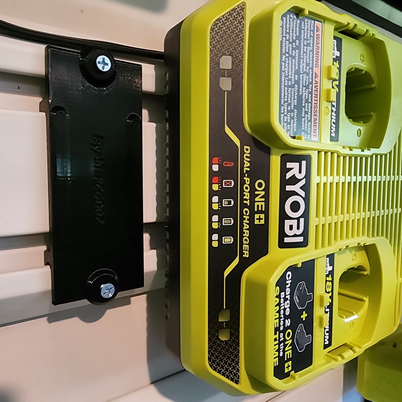 Gladiator Geartrack Slatwall-adaptrar för Milwaukee, Ryobi, Dewalt, Ridgid eller Ego batteriladdare PCG005 Dual