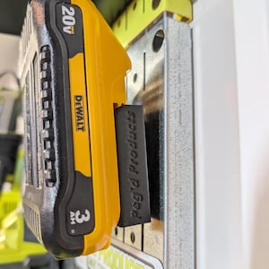 Suporte para uma única bateria Dewalt Flexvolt de 12V, 20V e 60V para instalação em parede ou painel perfurado.