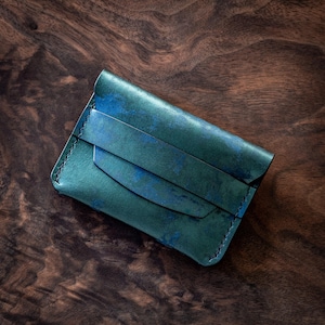 Cartera de cuero con broche de presión, cartera de cuero con solapa, cartera de cuero para tarjetas - Sapphire Constantine