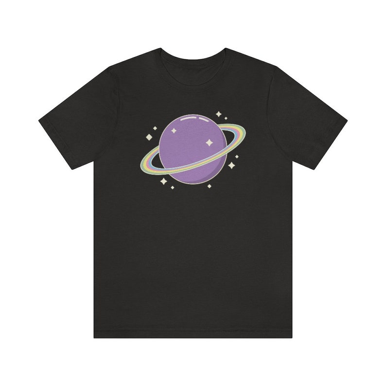 K&ouml;nnte beinhalten: Schwarzes T-Shirt mit einem lila Planeten mit einem Regenbogenring und wei&szlig;en Sternen.