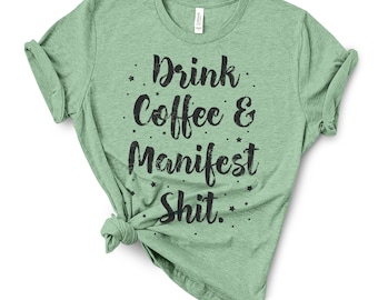 コーヒー愛好家Tシャツ、マニフェストシットTシャツ、カフェイン中毒者、彼女への引き寄せの法則ギフトシャツ