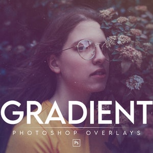 Puede incluir: Una mujer con gafas y una camiseta amarilla posa frente a un fondo borroso de follaje verde. El texto "GRADIENT PHOTOSHOP OVERLAYS" se superpone a la imagen.