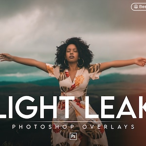 Könnte beinhalten: Eine Frau mit lockigem, schwarzem Haar steht mit ausgestreckten Armen vor einem bewölkten Himmel. Der Text "LIGHT LEAK PHOTOSHOP OVERLAYS" ist in weißen Buchstaben vor einem dunklen Hintergrund.
