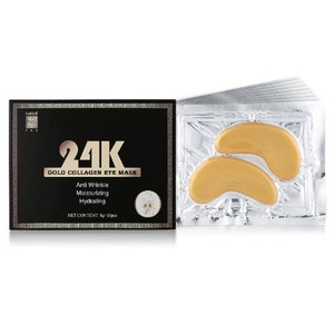 Puede incluir: Un paquete de mascarillas para ojos de colágeno de oro de 24 quilates. El paquete es negro con letras doradas y presenta el texto "24K Gold Collagen Eye Mask", "Anti Wrinkle", "Moisturizing" y "Hydrating". El paquete también incluye el texto "Net Content: 8g 10pcs". Las mascarillas para ojos son doradas y están en una bolsa de aluminio plateada.