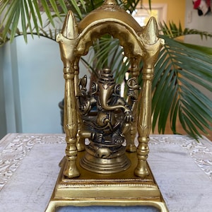 Messing-Tempel, Pooja Mandir für Haus, Pooja Ghar, Mandapam für Anbetung, traditioneller indischer Stil, Wohnkultur, ethnisches dekoratives Prunkstück