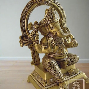 Traditionele Indiase gunstige koperen ganesha (Ganapathi) met prabhavali