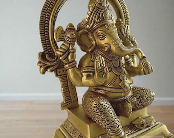 Ganesha (Ganapathi) de latón auspicioso tradicional indio con Prabhavali