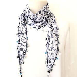Weiße marineblaue Perlenschal-Halskette mit roten Blumen bedruckt – handgefertigter gehäkelter Perlenschal – weißes Schal-Bandana