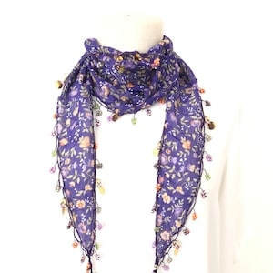 Colar de cachecol roxo com flores laranja impressas, cachecol de crochê feito à mão com contas, lenço roxo, crochê turco, colar Oya