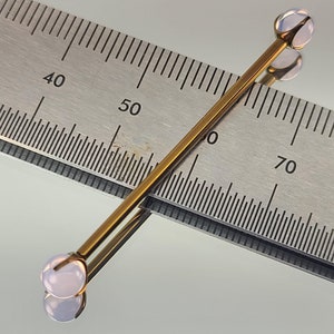 Barra industrial de titanio de 14 g con extremos de cuarzo rosa artificial de 4 mm y acabado en bronce anodizado (imagen). *Elija el acabado anodizado y el largo*.