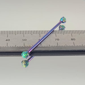 Barra industrial de titanio de 14 g con ópalos artificiales de color verde oscuro y acabado verde azulado iridiscente. Rosca interna. *Elija el acabado y el largo anodizados*.