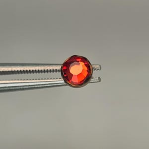 Pendientes dérmicos de titanio de 14 g con gema facetada roja de 4 mm y engaste tipo cuchara. Acabado bronce anodizado (ver foto). *Elija el color del acabado anodizado*.