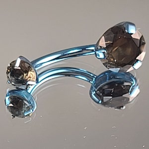 14g (1.6mm) Titanium Nombril Belly Ring Internal Thread Prong-Set avec 5mm/8mm Black Gems 7/16 » Longueur Anodized Ice Blue Finish