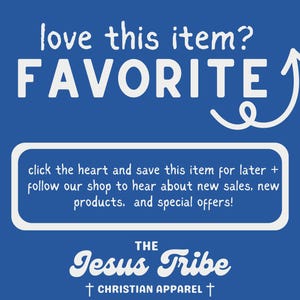 K&ouml;nnte beinhalten: Blauer Hintergrund mit wei&szlig;em Text, der "love this item? FAVORITE" sagt, mit einem wei&szlig;en Pfeil, der nach oben zeigt. Unter dem Text befindet sich ein wei&szlig;es Rechteck mit dem Text "click the heart and save this item for later + follow our shop to hear about new sales, new products, and special offers!" Unter dem Rechteck befindet sich der Text "THE Jesus Tribe &dagger; CHRISTIAN APPAREL &dagger;"