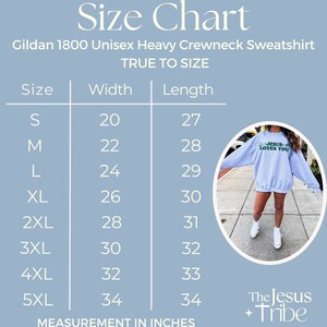 K&ouml;nnte beinhalten: Gr&ouml;&szlig;entabelle f&uuml;r ein Gildan 1800 Unisex Heavy Crewneck Sweatshirt. Die Tabelle zeigt die Ma&szlig;e in Zoll f&uuml;r die Gr&ouml;&szlig;en S bis 5XL. Eine Person tr&auml;gt ein hellgraues Sweatshirt mit dem Text "JESUS LOVES YOU" in Gr&uuml;n.
