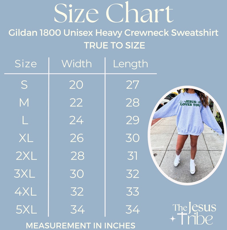 K&ouml;nnte beinhalten: Gr&ouml;&szlig;entabelle f&uuml;r ein Gildan 1800 Unisex Heavy Crewneck Sweatshirt. Die Tabelle zeigt die Ma&szlig;e in Zoll f&uuml;r die Gr&ouml;&szlig;en S bis 5XL. Eine Person tr&auml;gt ein hellgraues Sweatshirt mit dem Text "JESUS LOVES YOU" in Gr&uuml;n.