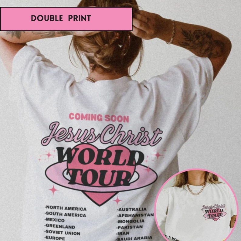 Puede incluir: Una camiseta blanca con un gr&aacute;fico de coraz&oacute;n rosa que dice "Jesus Christ World Tour" y una lista de pa&iacute;ses. La camiseta est&aacute; siendo modelada por una persona. El texto "Coming Soon" est&aacute; por encima del gr&aacute;fico. La imagen tambi&eacute;n muestra un primer plano de la camiseta con el gr&aacute;fico en la parte delantera.